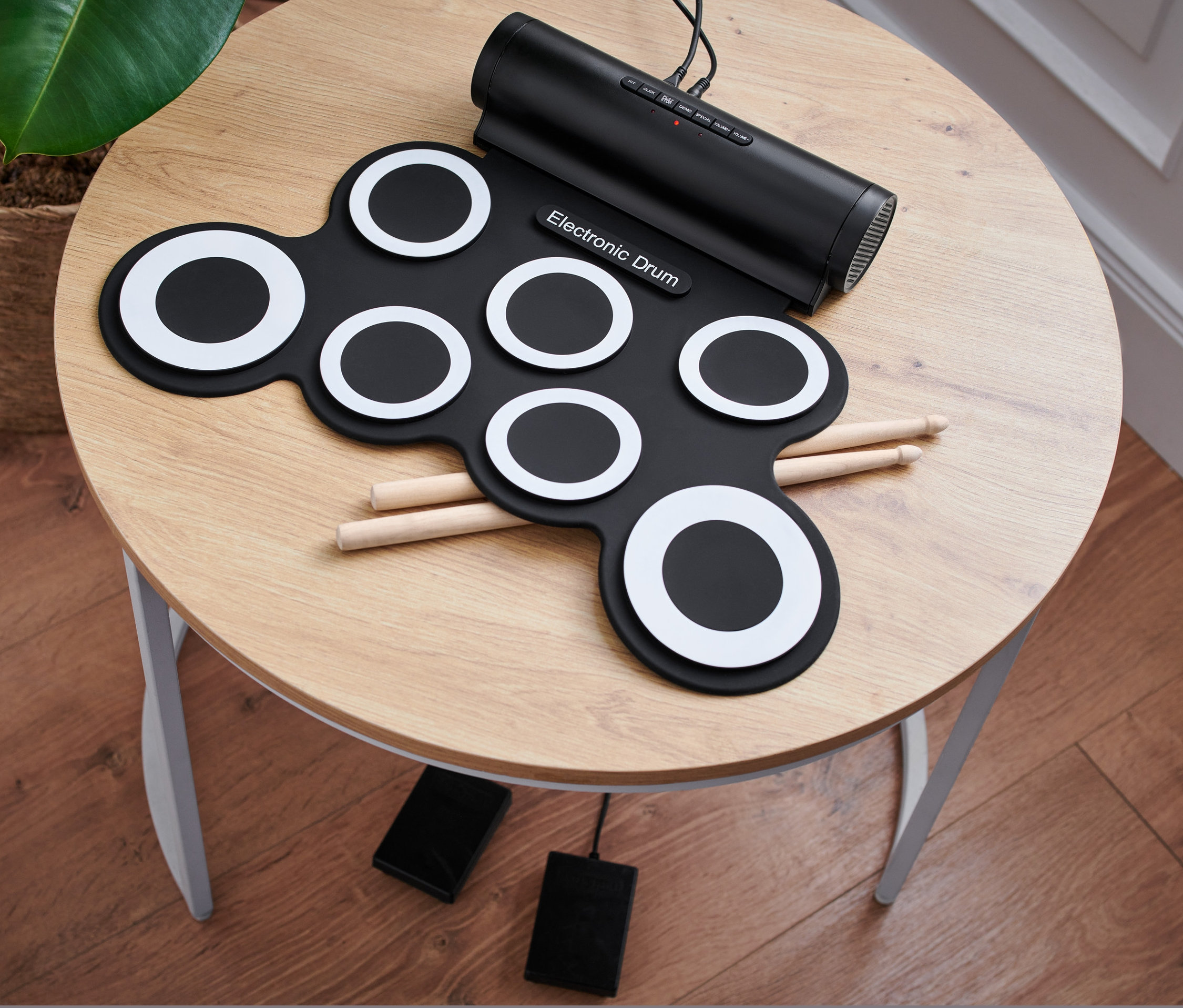 Ein elektronisches Schlagzeug-Set auf einem Tisch.