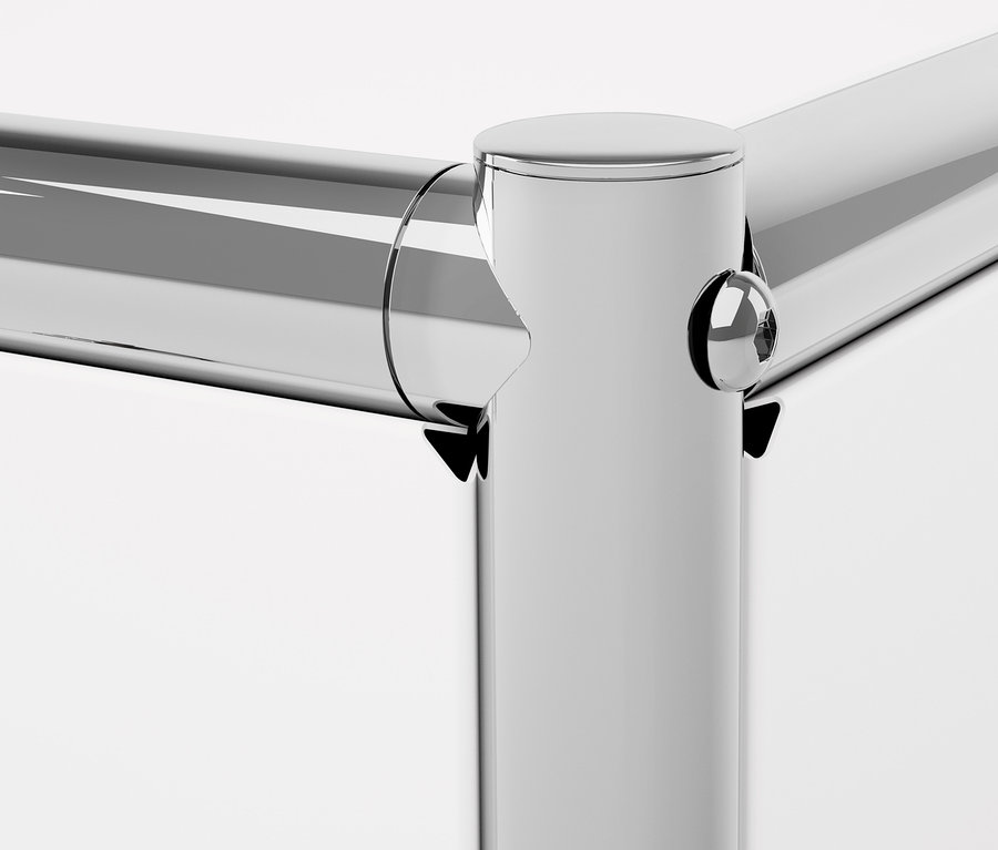 Detail einer Ecke eines weißen Metallregals CN3 mit Rohrkonstruktion.