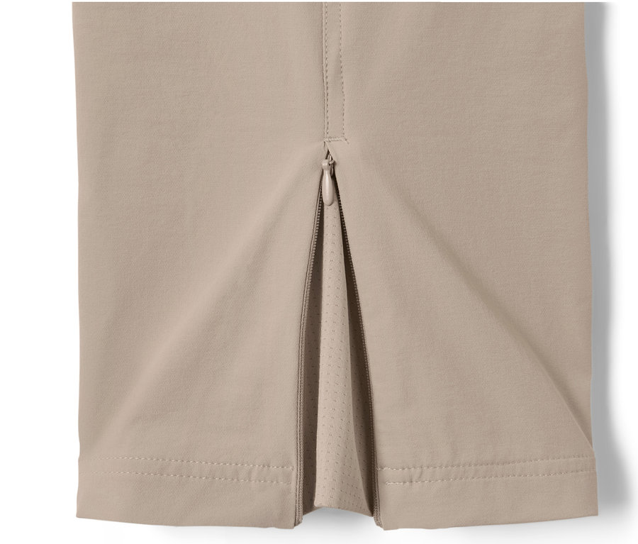 Detail einer hellbeigen Outdoorhose mit Reißverschluss.