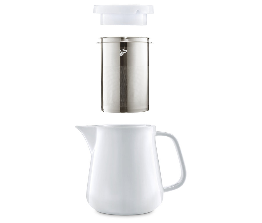 Ein zerlegter, weißer Kaffeebereiter aus Keramik mit Filter und Deckel.