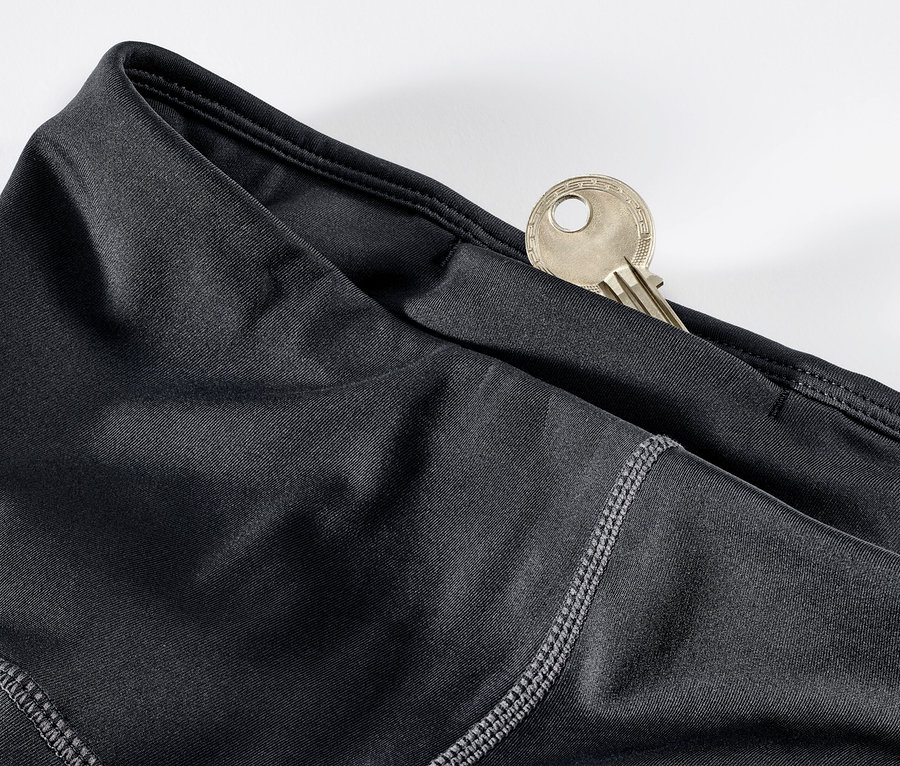 Detailaufnahme einer Sportradler-Hose mit einem Schlüssel in der Tasche.