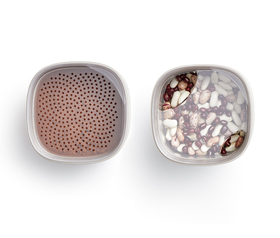 Zwei variable Vorratsdosen, eine mit braunem Kaffee und die andere mit Bohnen.