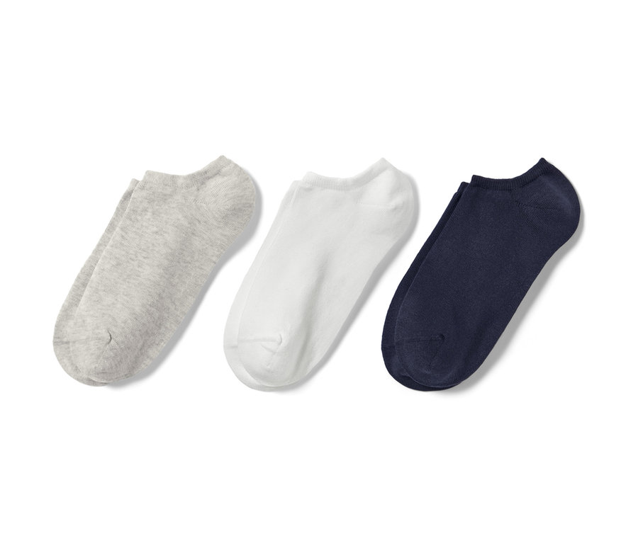 Drei Paar Sneakersocken: grau, weiß und dunkelblau.