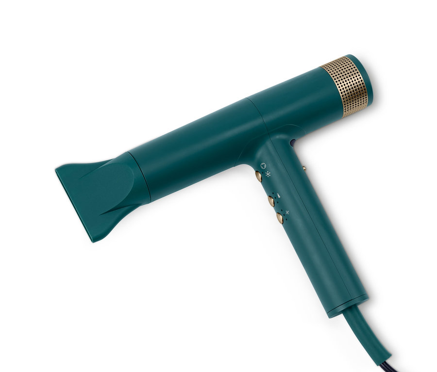 Ein grüner Premium-Haartrockner mit neuer Trocknungstechnologie liegt auf einem weißen Hintergrund.