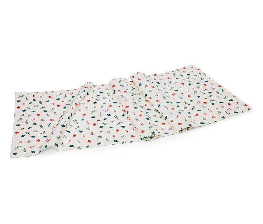 Weißer Tischläufer mit Sternen-, Geschenke- und Zweigmuster.