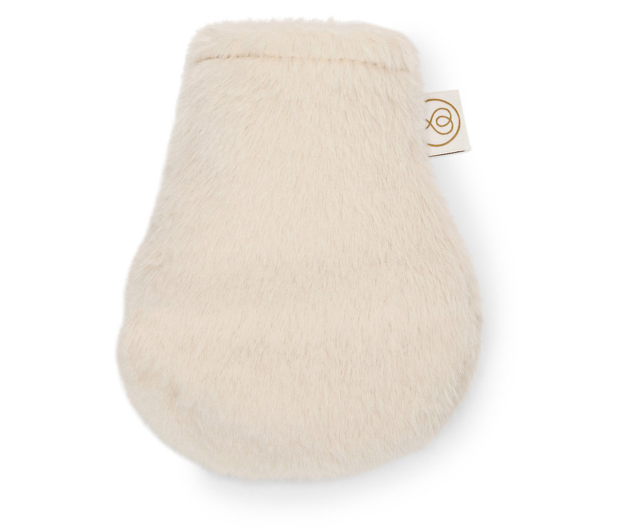 Eine Mini-Wärmflasche liegt auf einem weißen Hintergrund.