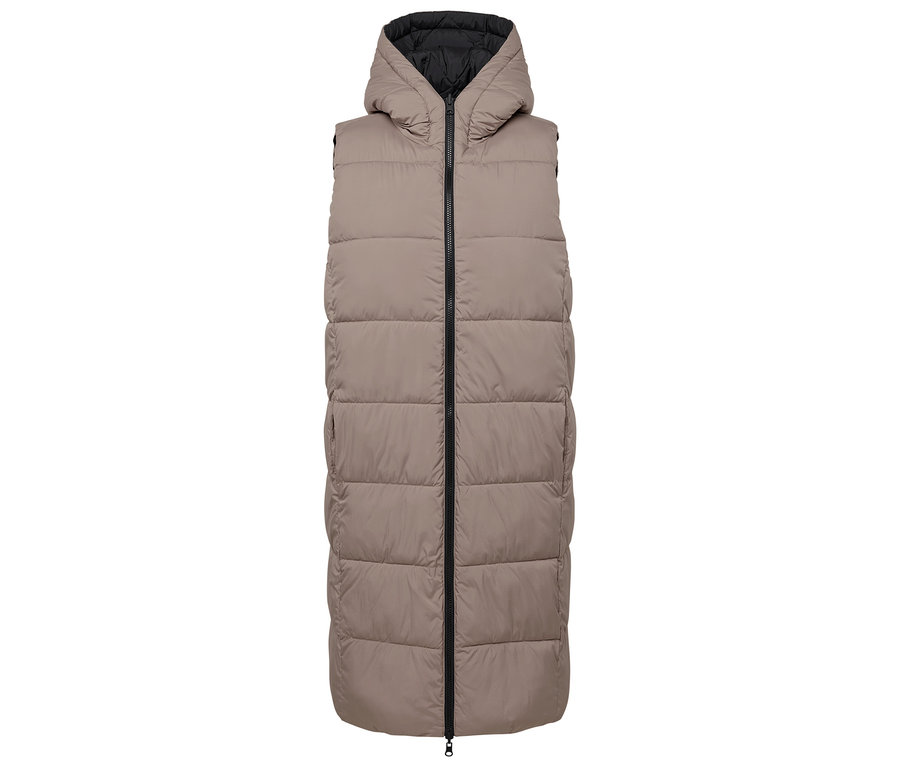 Eine lange, gesteppte Weste in Beige mit Kapuze und schwarzem Reißverschluss.