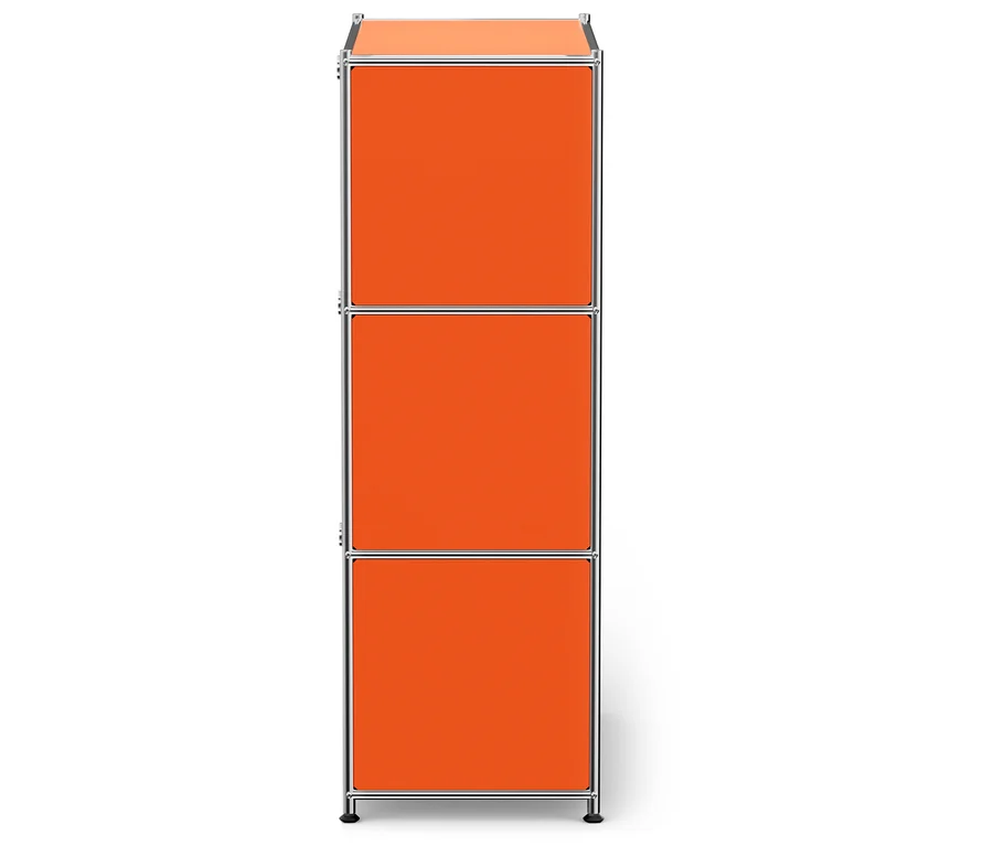 Orangefarbenes modulares Regal mit drei Fächern.