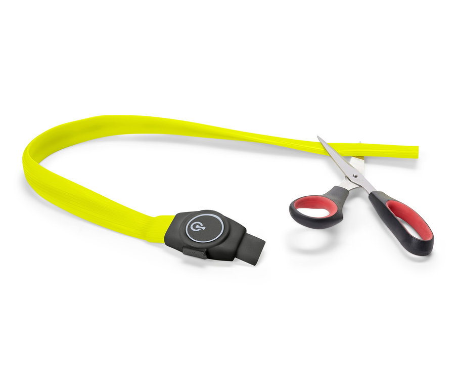 Ein gelbes Band mit einem schwarzen Bedienelement wird auf einem weißen Hintergrund mit einer Schere durchgeschnitten.