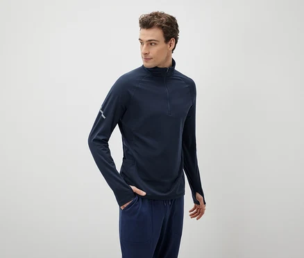 Mann trägt dunkelblaues Sport-Langarmshirt und Hose.