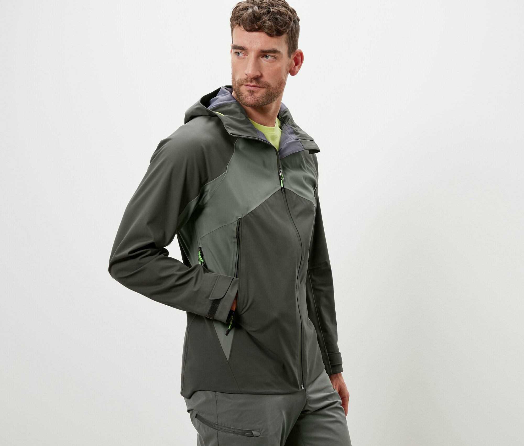 Mann trägt eine 3-Lagen-Outdoorjacke.