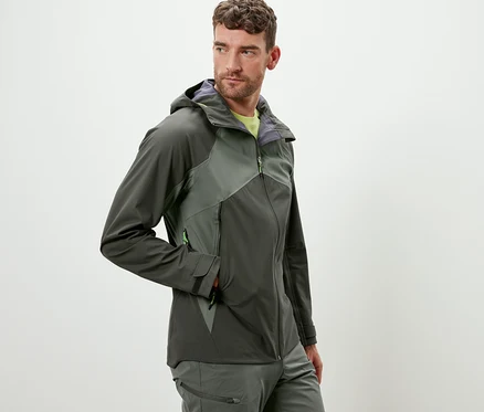 Mann trägt eine 3-Lagen-Outdoorjacke.