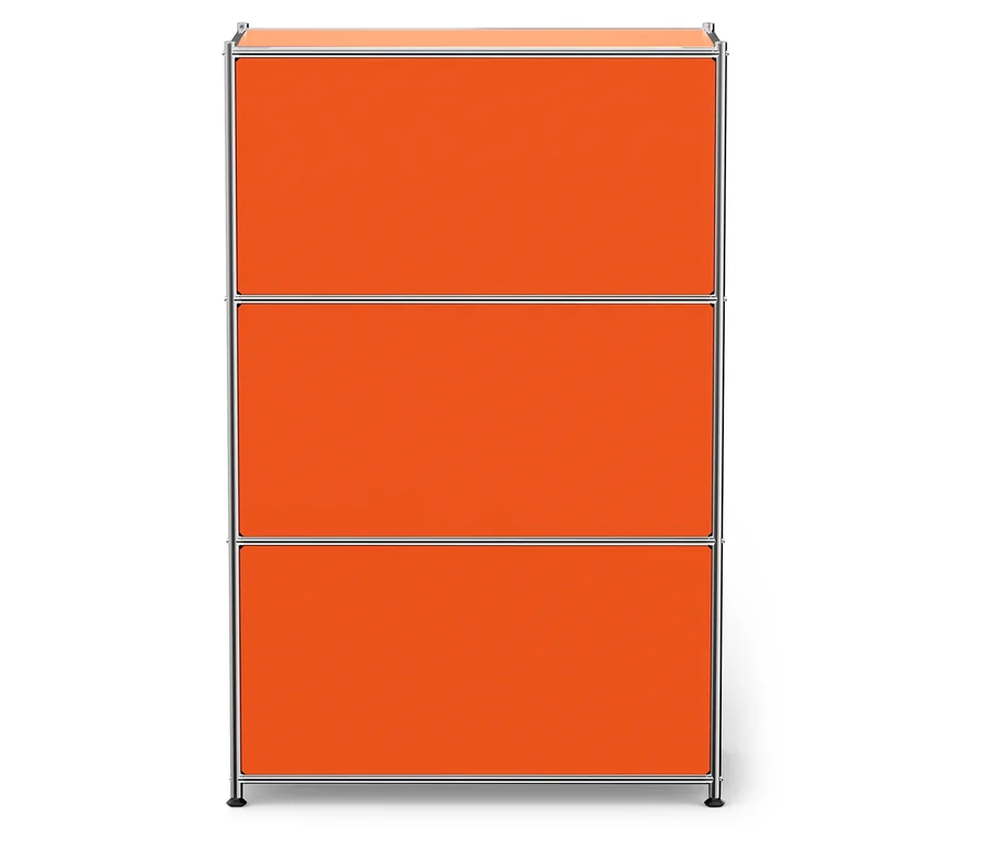 Ein orangefarbenes Regal mit drei Fächern und silbernem Rahmen.