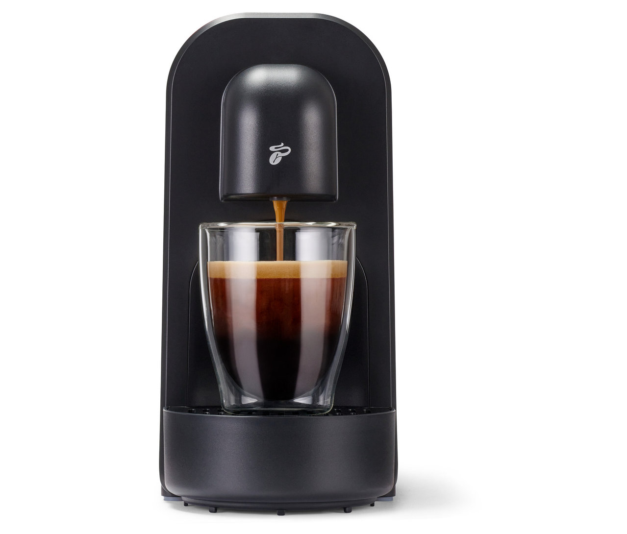 Eine schwarze Cafissimo now red Kaffeemaschine füllt eine Tasse mit Kaffee.