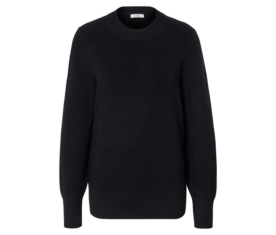 Schwarzer Strickpullover mit langen Ärmeln.
