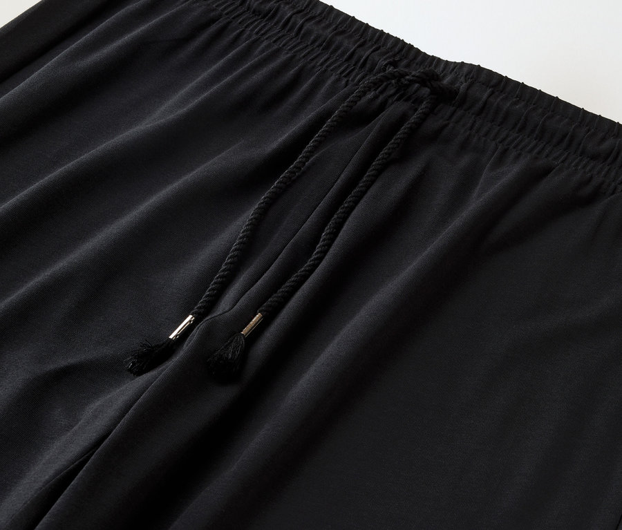 Nahaufnahme einer schwarzen Hose mit Kordelzug.