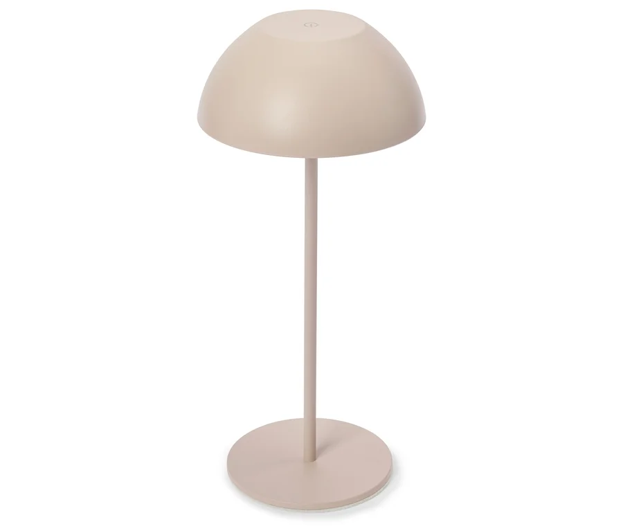 Beige Tischleuchte mit rundem Lampenschirm und Fuß auf weißem Hintergrund.