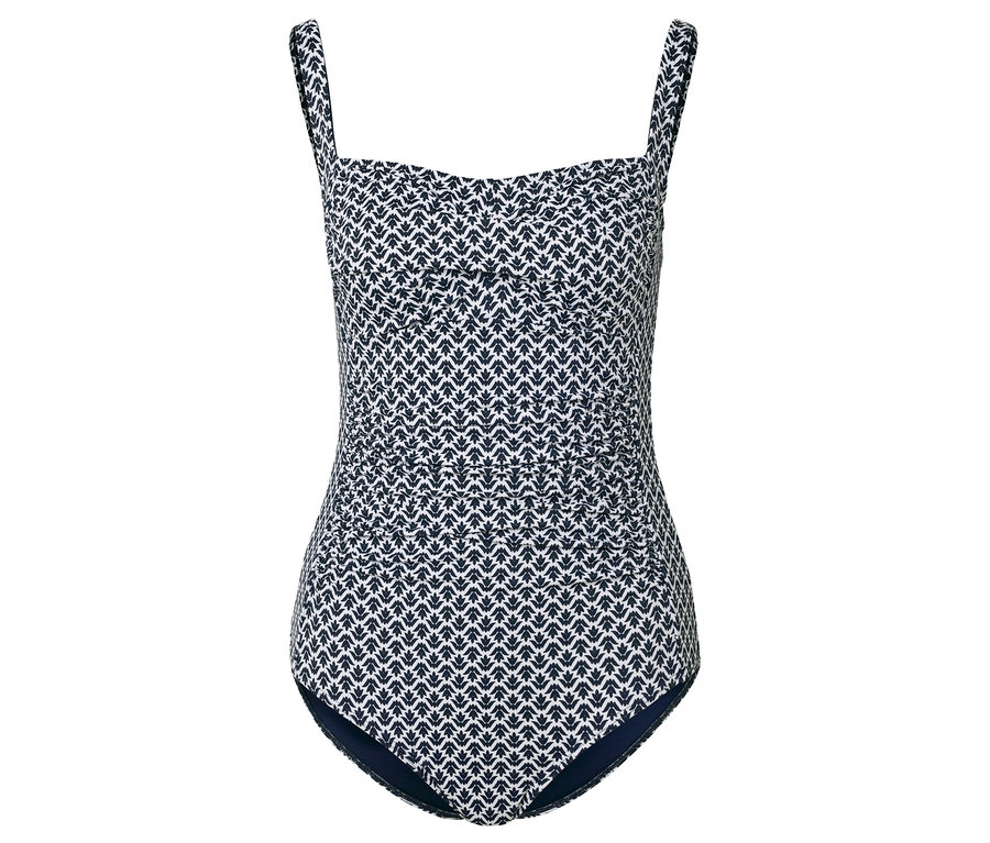Ganzkörperansicht eines Badeanzugs mit blau-weißem Blätterdruck.