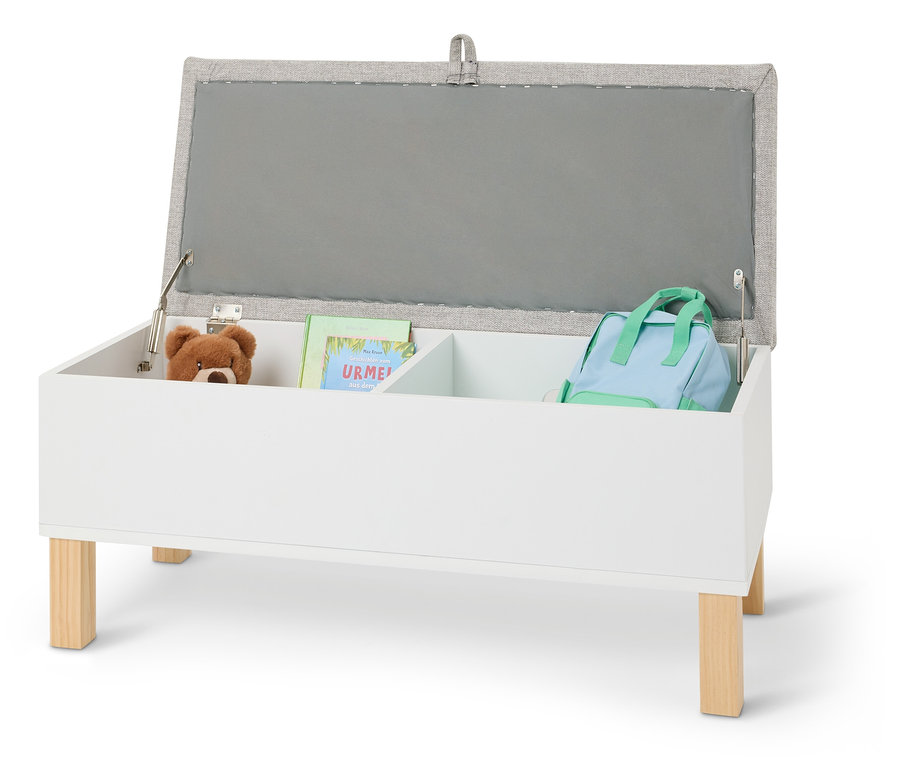 Offener weißer Spielzeugkasten mit Teddybär, Buch und hellblauem Rucksack.