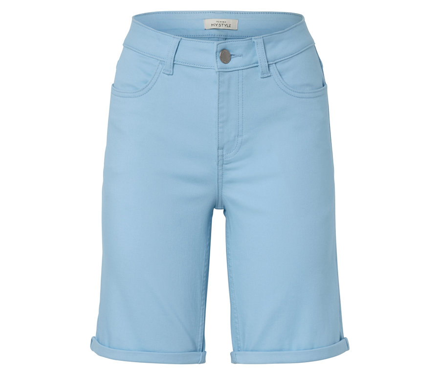 Hellblaue Denimshorts vor einem weißen Hintergrund.