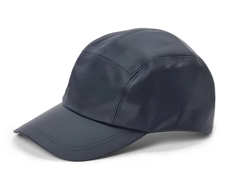 Eine marineblaue Baseballkappe liegt auf einem weißen Hintergrund.