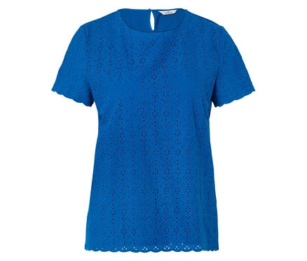 Blaues Lochstickerei-T-Shirt mit kurzen Ärmeln.