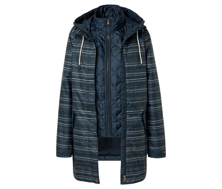 Offene, lange, dunkelblaue Jacke mit Kapuze und horizontalen, hellen Streifen. Darunter eine gesteppte, dunkelblaue Jacke mit Reißverschluss.