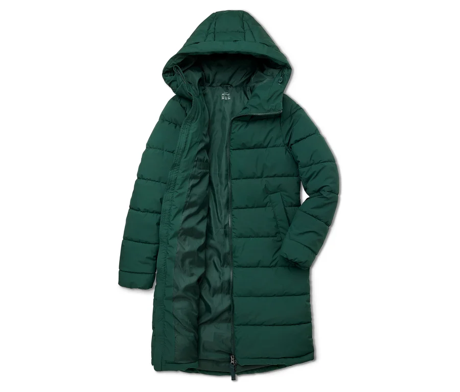 Offene, lange, grüne Steppjacke mit Kapuze liegt auf dem Boden.