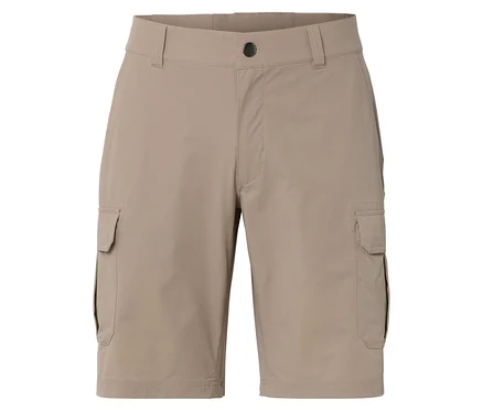 Nahaufnahme von beigen Cargo-Shorts.