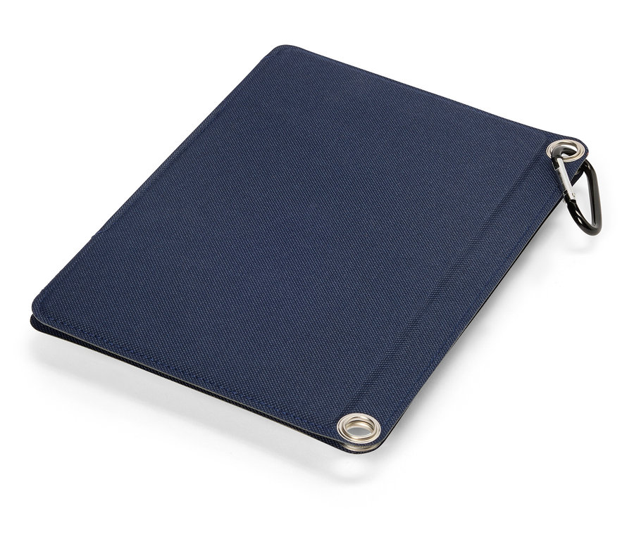 Dunkelblaue Tablethülle mit Karabinerhaken auf weißem Grund.
