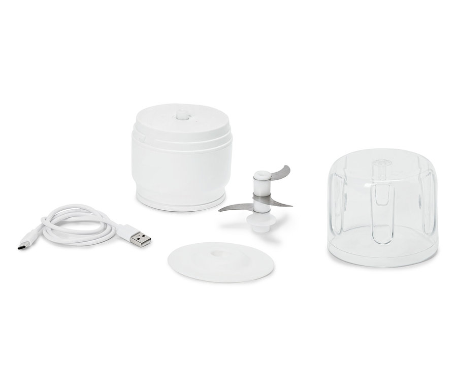 Einzelteile eines weißen Mini-Zerkleinerers, darunter ein Behälter, ein Deckel, eine Klinge, ein USB-Kabel und eine transparente Schüssel.