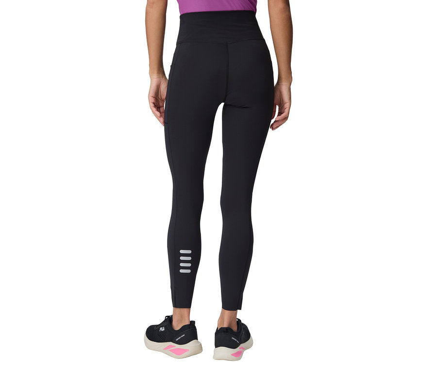 Nahaufnahme einer Frau von hinten, die schwarze Leggings mit reflektierenden Streifen und schwarzen Laufschuhen trägt.