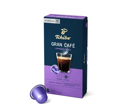 Eine Packung Tchibo Gran Café Espresso Forte Kapseln. Eine lila Kapsel liegt neben der Packung.