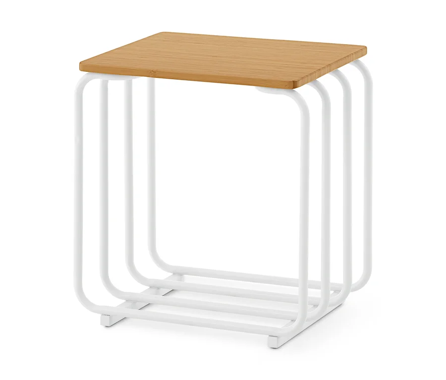 Quadratischer Beistelltisch mit heller Holzplatte und weißem Metallgestell aus gebogenen Stangen.