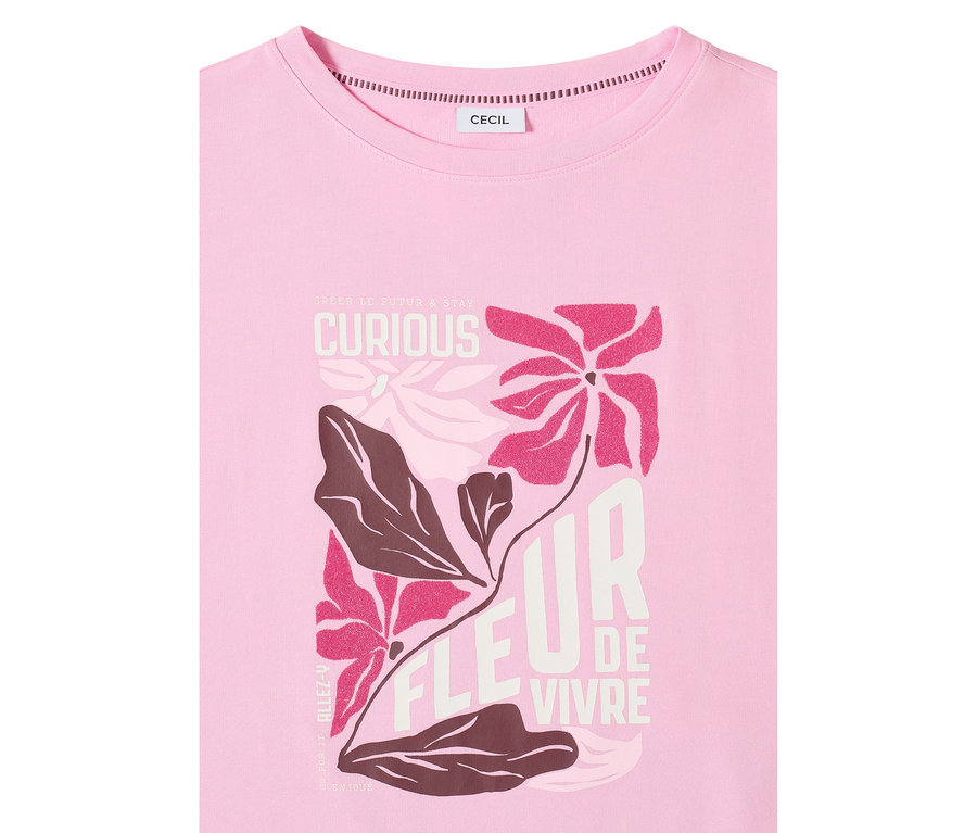 Nahaufnahme des CECIL Placement-Shirts mit Blumenmuster und dem Schriftzug CURIOUS.