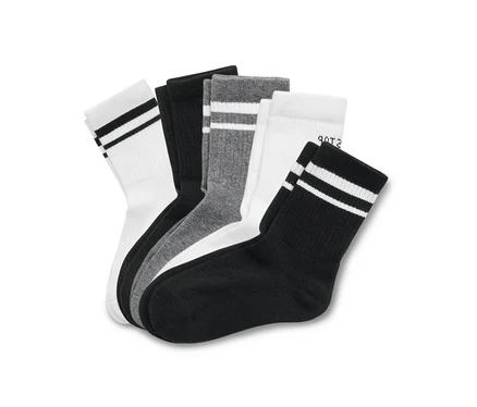 Mehrere Socken in Weiß, Grau und Schwarz sind gestapelt.