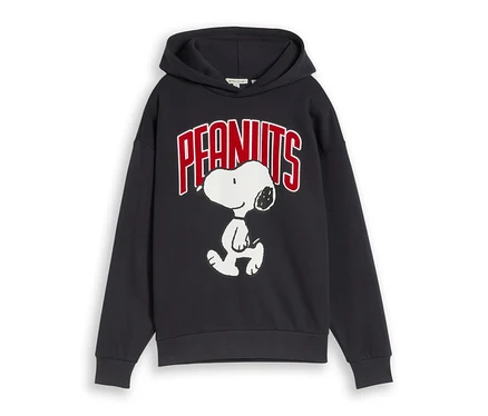 Dunkelblauer Hoodie mit großem Aufdruck auf der Vorderseite, der den rot-weißen „PEANUTS“-Schriftzug über einer weißen Snoopy-Illustration zeigt.