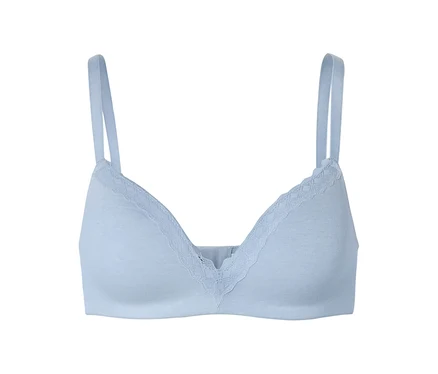Hellblauer BH mit dünnen Trägern und Spitze am Dekolleté.