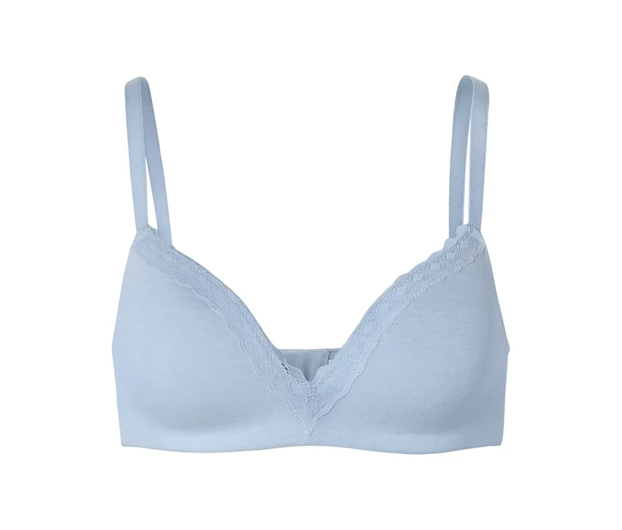Hellblauer BH mit dünnen Trägern und Spitze am Dekolleté.