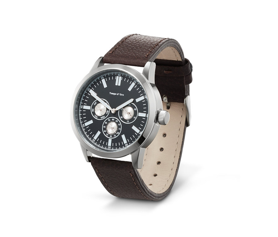 Nahaufnahme einer multifunktionalen Herren-Armbanduhr mit braunem Lederarmband.