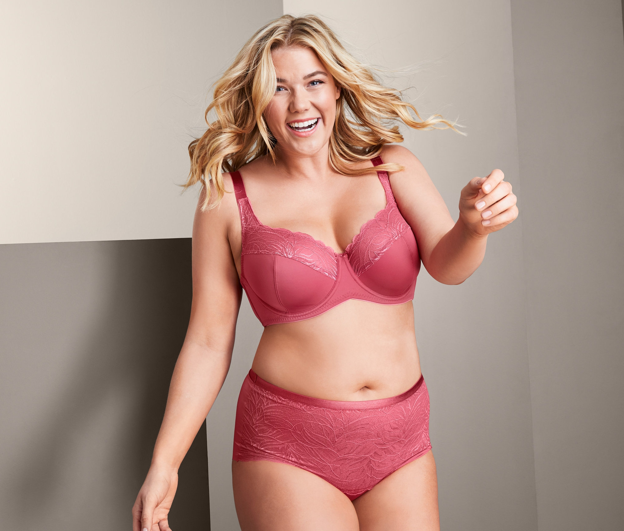 Frau trägt einen Bügel-BH und eine Bodyforming-Panty.