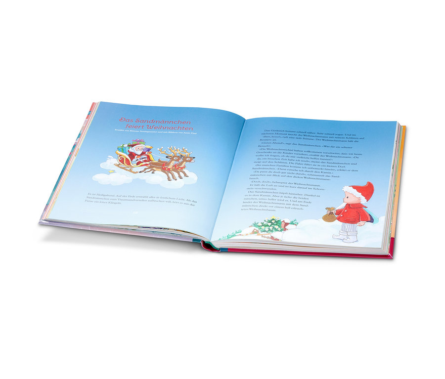 Aufgeschlagenes Buch zeigt Illustrationen von Weihnachtsmann mit Rentieren im Schlitten und einem Jungen in roter Kleidung. Buch »Weihnachten mit meinen Kinderbuch-Helden« ist sichtbar.