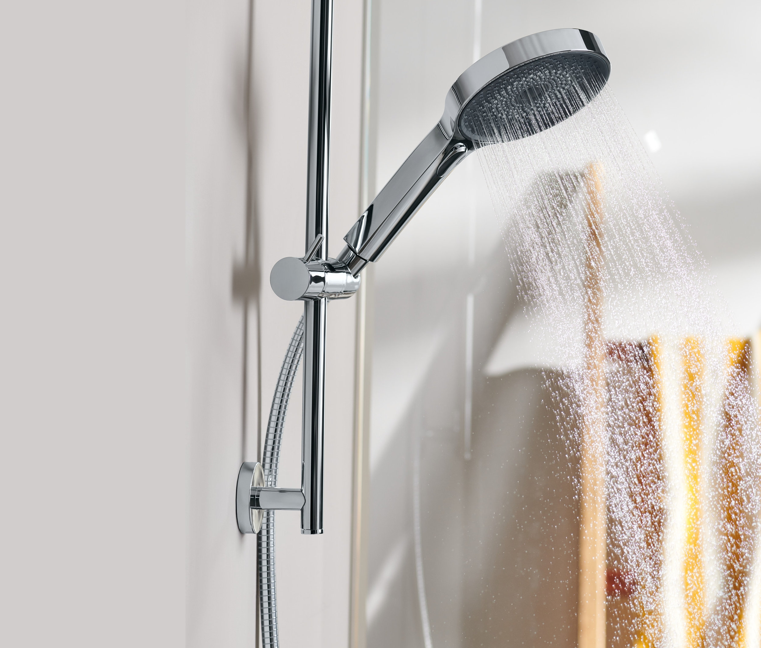 Wasser fließt aus einem Wellness-Duschkopf mit Klick-Mechanismus.