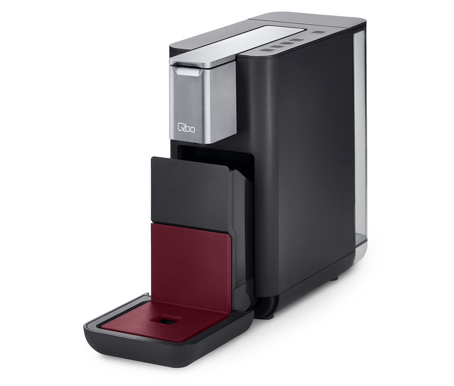 Qbo ESSENTIAL Dark Berry Kaffeemaschine mit offenem Kapselbehälter.