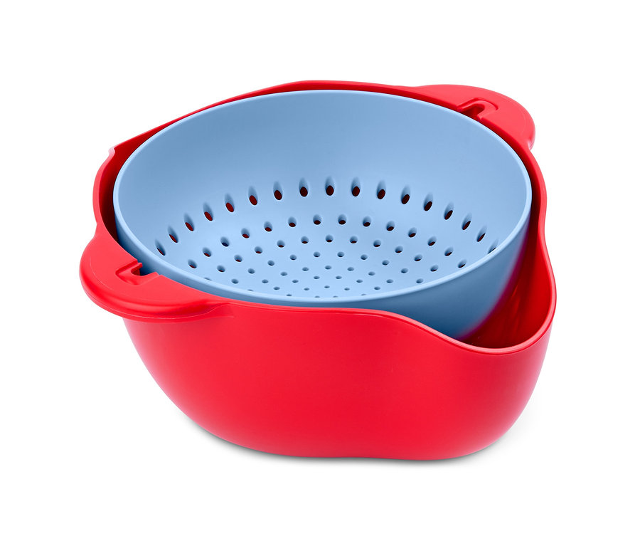 Ein rotes 2-in-1-Küchensieb mit blauem Einsatz.