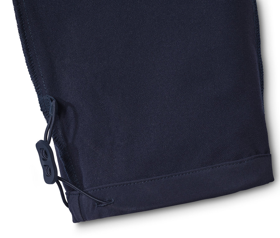 Detailansicht einer dunkelblauen Softshell-Joggpants mit Kordelzug.