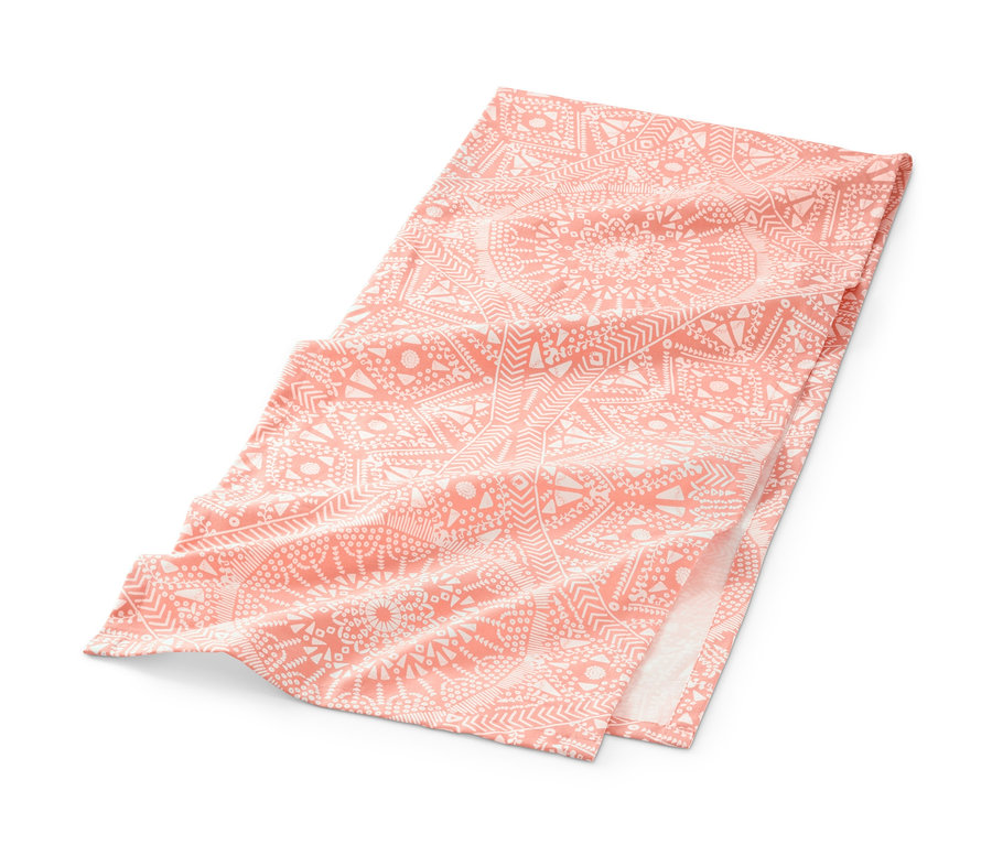 Pfirsichfarbener Tischläufer mit Mandala-Muster.