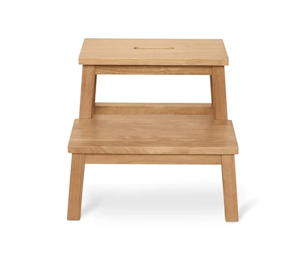 Ein Tritthocker aus Rubberwood mit zwei Stufen.