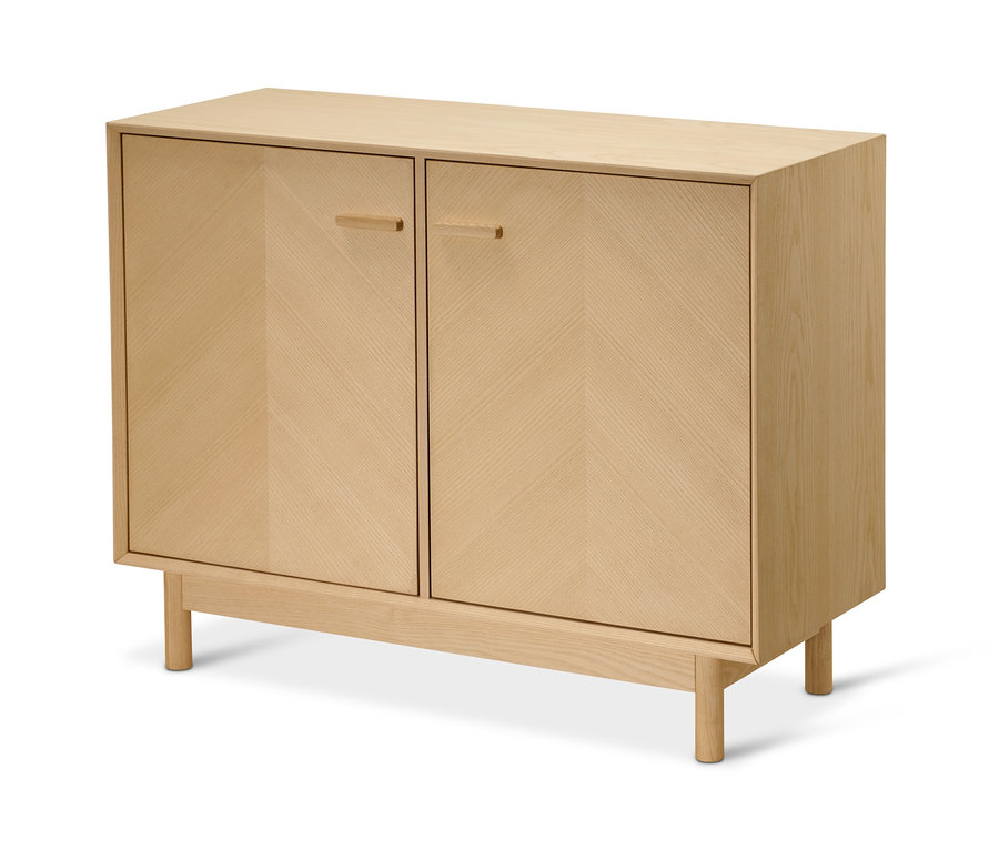 Sideboard aus Eschenholz mit dekorativen Türfronten.