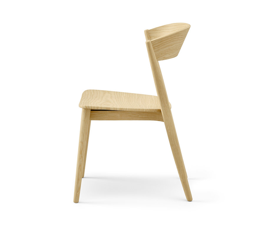 Seitenansicht eines Holzstuhls.